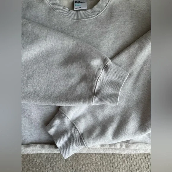 Aritzia TNA Sweatfleece Cozy Fleece Cropped Raw Hem In Light Gray Size 2XL - Picture 6 of 13